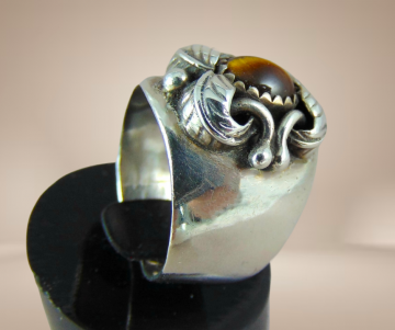 Brede aparte zilveren navajo native american ring tijgeroog beige achtergrond 1