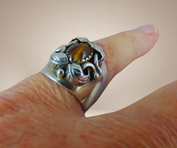 Brede aparte zilveren navajo native american ring tijgeroog beige achtergrond 2