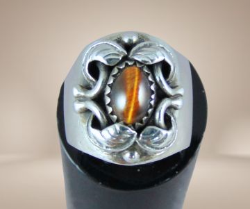 Brede aparte zilveren navajo native american ring tijgeroog beige achtergrond 4