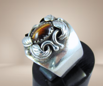 Brede aparte zilveren navajo native american ring tijgeroog beige achtergrond 5