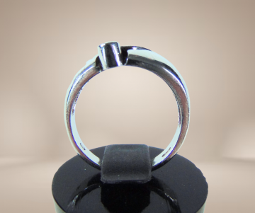 Brede bolle modernist zilver open golf ring solitair beige achtergrond