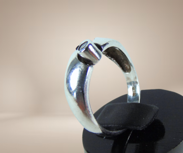 Brede bolle modernist zilver open golf ring solitair beige achtergrond 1