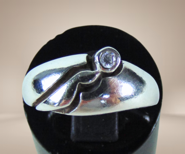 Brede bolle modernist zilver open golf ring solitair beige achtergrond 2