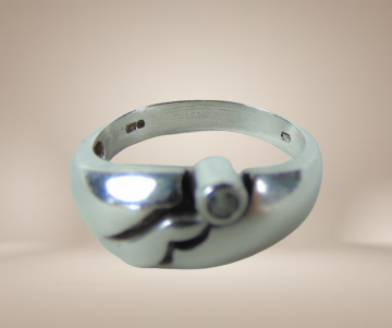 Brede bolle modernist zilver open golf ring solitair beige achtergrond 4