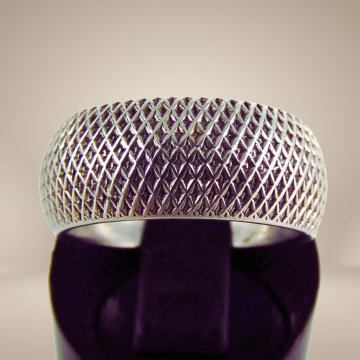 Brede bolle ruitjes band ring beige achtergrond 1