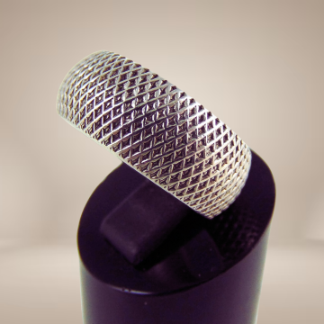 Brede bolle ruitjes band ring beige achtergrond 2