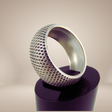 Brede bolle ruitjes band ring beige achtergrond 3