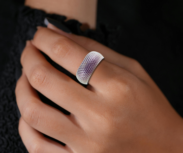 Brede bolle ruitjes band ring beige achtergrond op hand