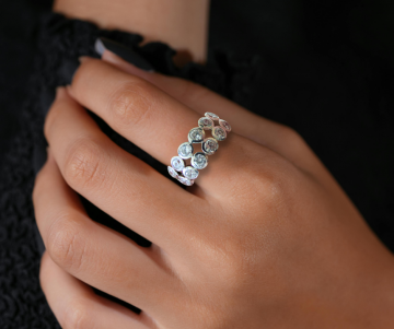 Brede dubbele rondjes zirkonia ring zilver op hand
