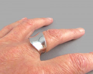 Brede modernistische zilveren asym ring glad 3