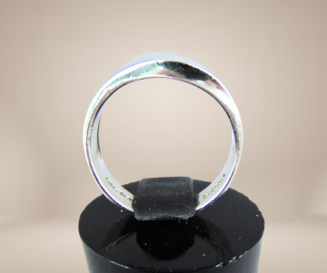 Brede modernistische zilveren asym ring glad beige achtergrond 2