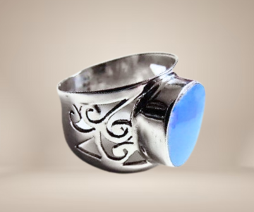 Brede opengewerkte blauwe opaal ring zilver beige achtergrond