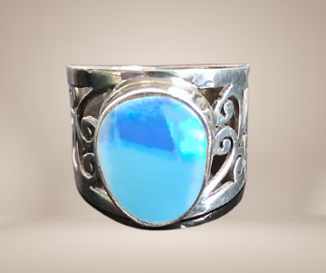 Brede opengewerkte blauwe opaal ring zilver beige achtergrond 1