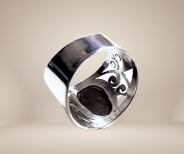 Brede opengewerkte blauwe opaal ring zilver beige achtergrond 2