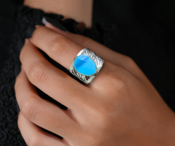 Brede opengewerkte blauwe opaal ring zilver op hand