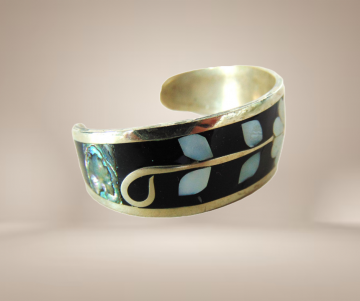 Brede oude mexico alpaca onyx parelmoer inleg bloemen armband cuff beige achtergrond