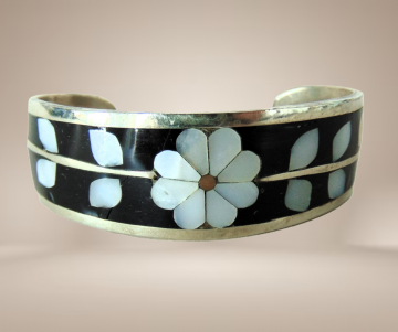 Brede oude mexico alpaca onyx parelmoer inleg bloemen armband cuff beige achtergrond 1