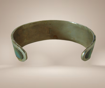 Brede oude mexico alpaca onyx parelmoer inleg bloemen armband cuff beige achtergrond 2