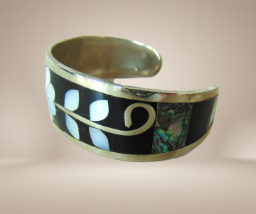 Brede oude mexico alpaca onyx parelmoer inleg bloemen armband cuff beige achtergrond 3