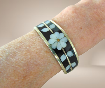 Brede oude mexico alpaca onyx parelmoer inleg bloemen armband cuff beige achtergrond 4