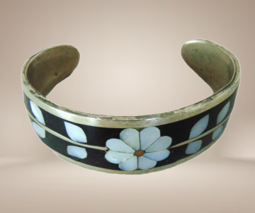 Brede oude mexico alpaca onyx parelmoer inleg bloemen armband cuff beige achtergrond 5