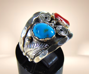 Brede oude navajo native american blad en krul turquoise koraal ring beige achtergrond