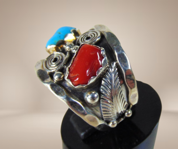 Brede oude navajo native american blad en krul turquoise koraal ring beige achtergrond 1