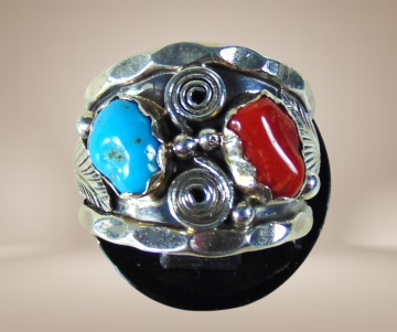 Brede oude navajo native american blad en krul turquoise koraal ring beige achtergrond 2