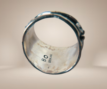 Brede oude navajo native american blad en krul turquoise koraal ring beige achtergrond 3