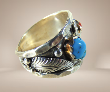 Brede oude navajo native american blad en krul turquoise koraal ring beige achtergrond 4