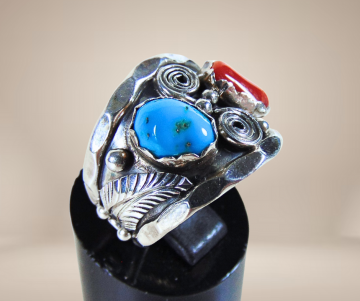 Brede oude navajo native american blad krul turquoise koraal ring beige achtergrond  1