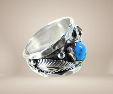 Brede oude navajo native american blad krul turquoise koraal ring beige achtergrond  2