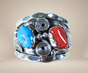 Brede oude navajo native american blad krul turquoise koraal ring beige achtergrond  3