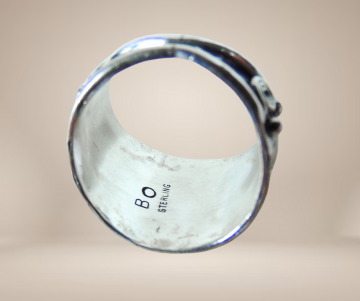 Brede oude navajo native american blad krul turquoise koraal ring beige achtergrond  4