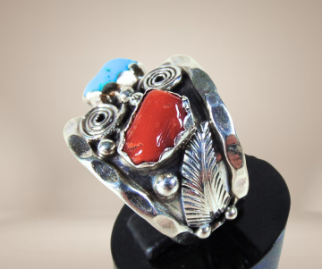 Brede oude navajo native american blad krul turquoise koraal ring beige achtergrond  5