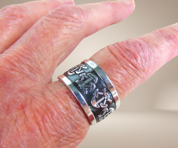 Brede taxco zilveren overlay paddo ring beige achtergrond 3