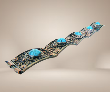 Brede verzilverde tribal filigraan paneel armband turquoise glas beige achtergrond