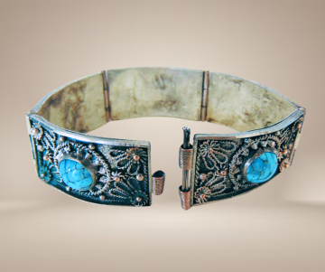 Brede verzilverde tribal filigraan paneel armband turquoise glas beige achtergrond 1