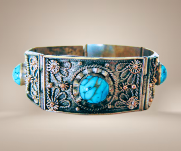 Brede verzilverde tribal filigraan paneel armband turquoise glas beige achtergrond 2