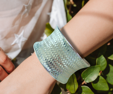 Brede zandloper zilveren cuff vlecht patroon armband zwaar arm blaadjes hippie  achtergrond