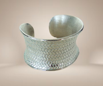 Brede zandloper zilveren cuff vlecht patroon armband zwaar beige achtergrond 3