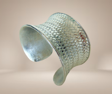 Brede zandloper zilveren cuff vlecht patroon armband zwaar beige achtergrond 4