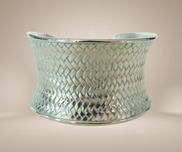 Brede zandloper zilveren cuff vlecht patroon armband zwaar beige achtergrond 5