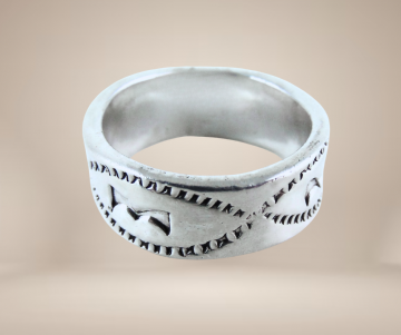 Brede zilver band ring strik beige achtergrond