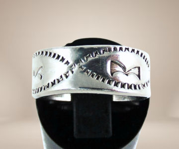 Brede zilver band ring strik beige achtergrond 1