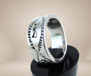 Brede zilver band ring strik beige achtergrond 2