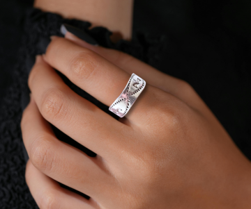 Brede zilver band ring strik op hand