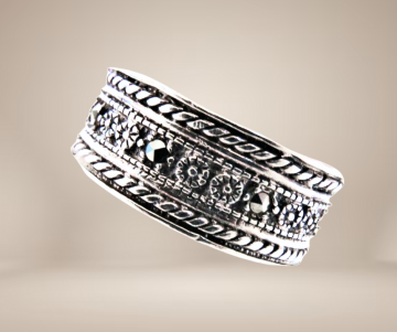 Brede zilver bandring bloempjes markasiet beige achtergrond