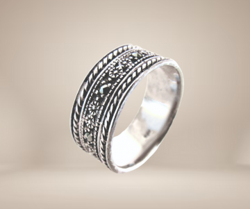 Brede zilver bandring bloempjes markasiet beige achtergrond 1