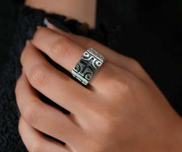 Brede zilveren mexicaanse ring kruis overlay op hand